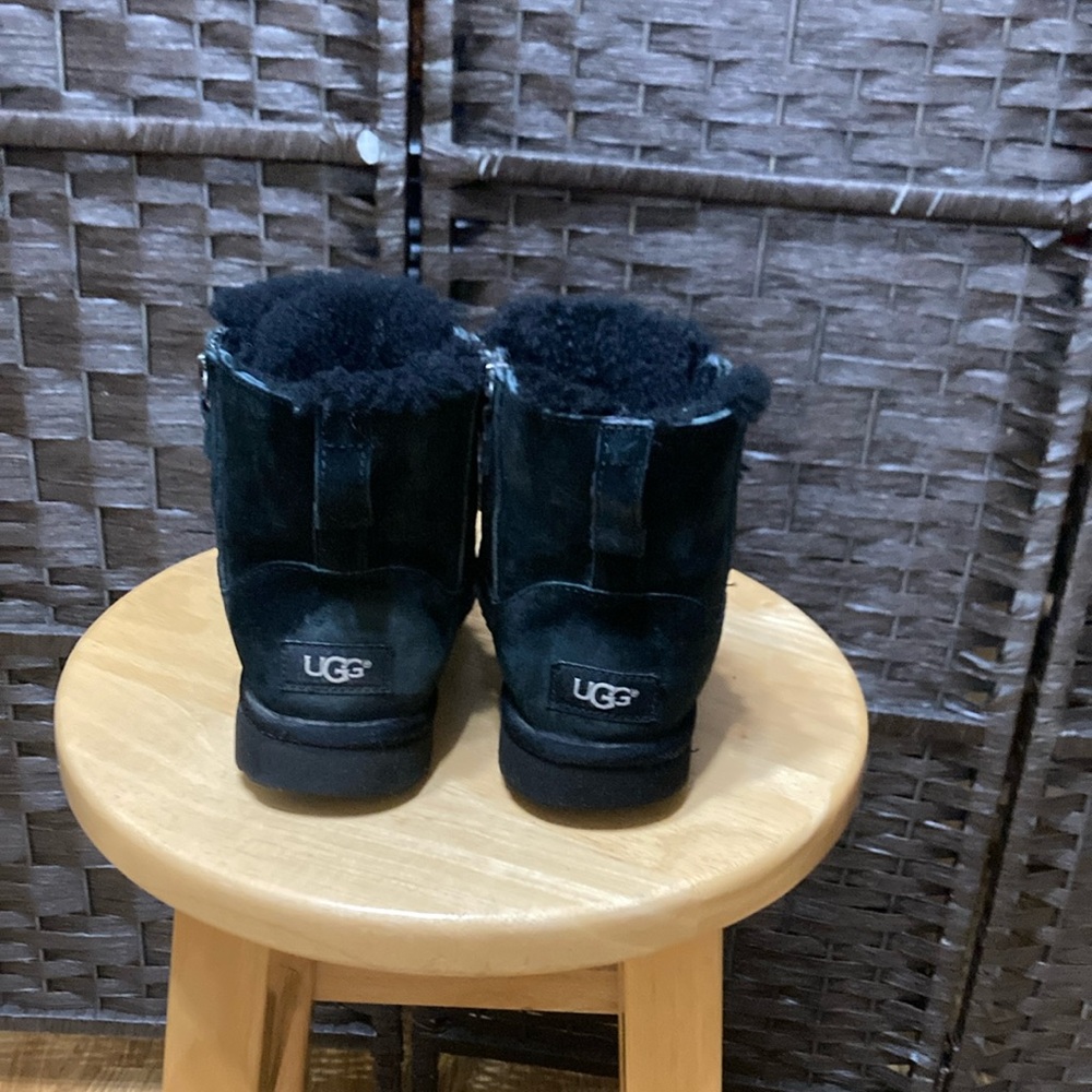 UGG Women’s Suede Zip Up Ankle Boots Great Condition- Size 7